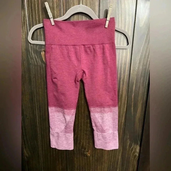 Lululemon Crop Compression Leggings. Size:4. Color: Gradient Burgundy - Picture 13 of 14